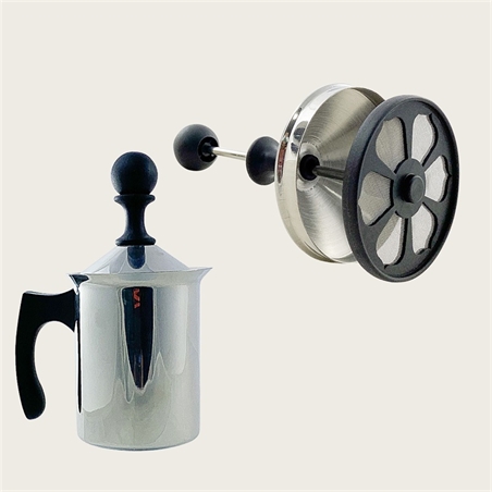 Cappucciera in acciaio con manico e pomello in bachelite, permette di montare il latte in pochi secondi.