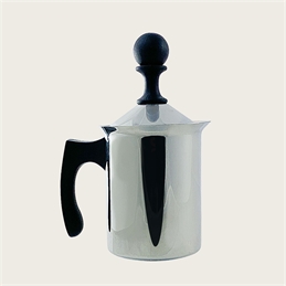 Cappucciera in acciaio con manico e pomello in bachelite, permette di montare il latte in pochi secondi.